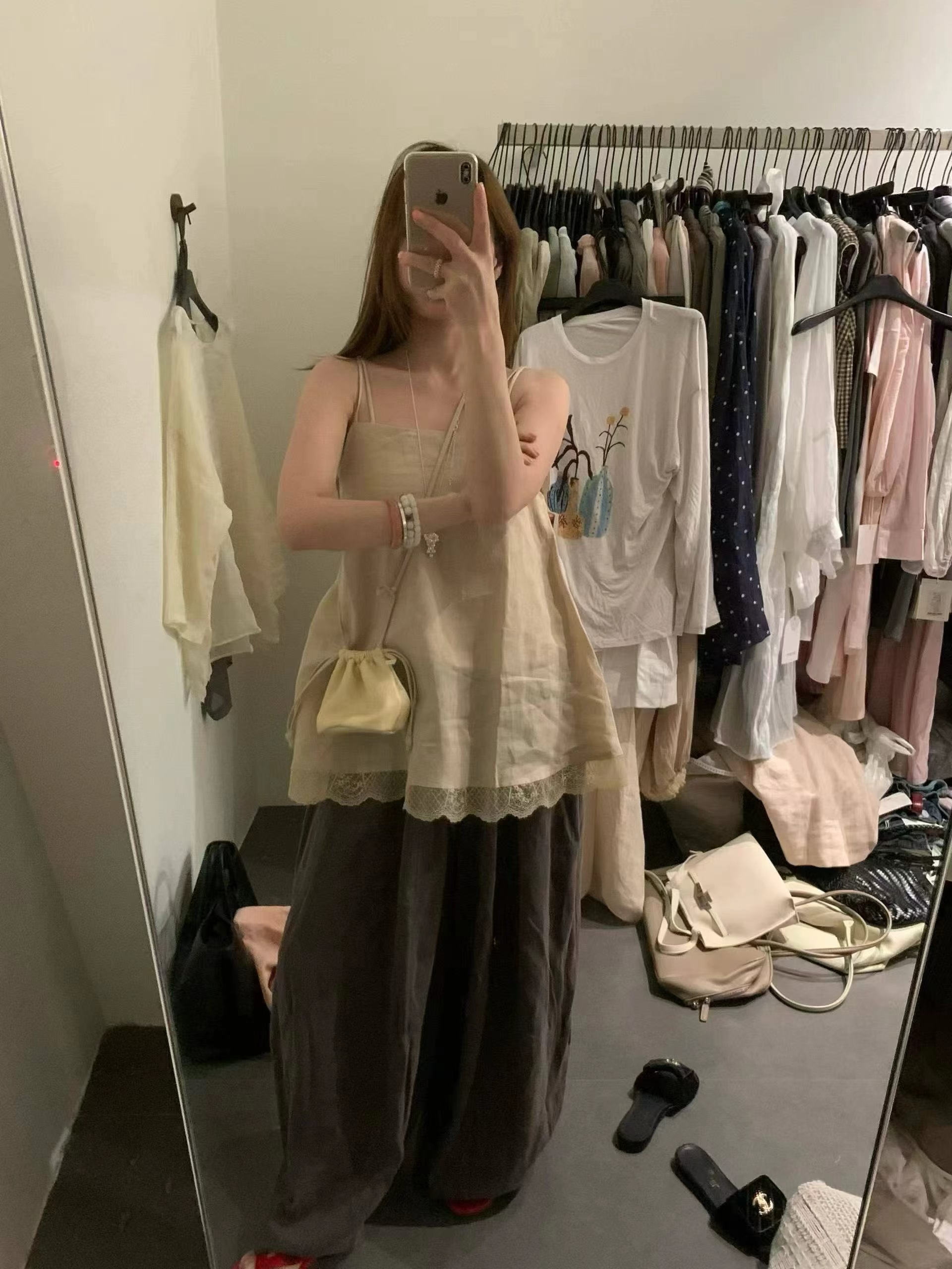 韩系蕾丝边下摆拼接无袖吊带女2026夏季薄款内搭打底时尚外穿背心图片