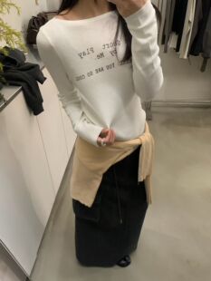 韩系一字领字母印花弹力针织衫女26秋冬新款宽松显瘦百搭打底上衣