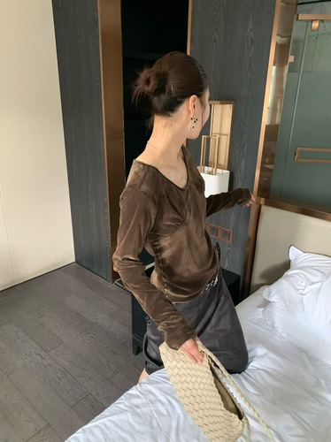 韩系丝绒V领褶皱长袖打底T恤女26秋季新款设计感小众宽松显瘦上衣