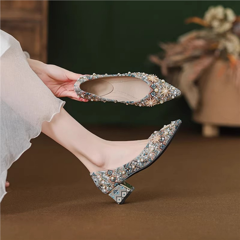 断码尖头单鞋女2025年春秋新款民族风瓢鞋镶钻花瓣高跟鞋大码女鞋