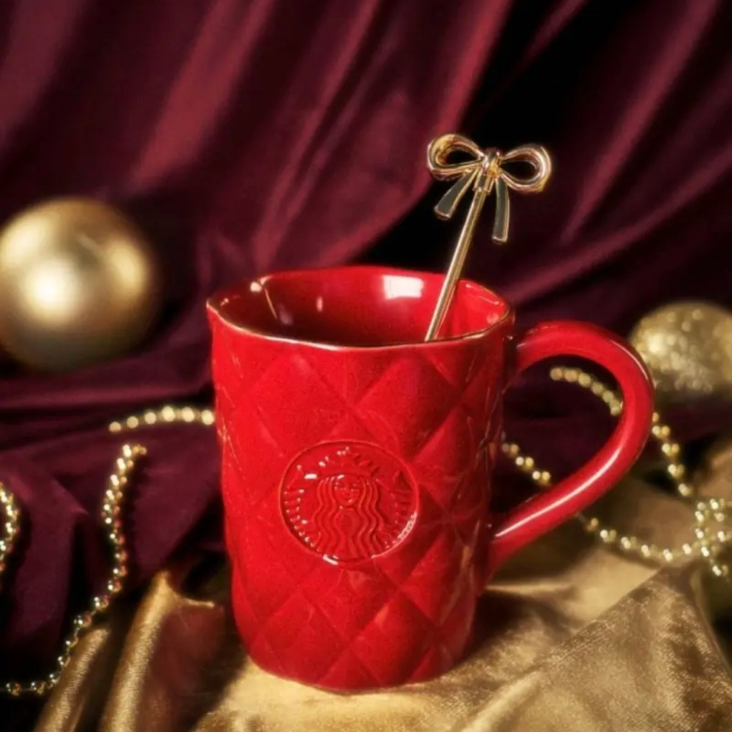 星巴克杯子圣诞节暖意融融款酒红菱格纹马克杯配金色蝴蝶结搅拌棒