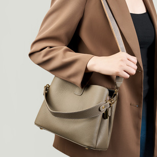 头层牛皮包包2026新款潮大容量水桶包简约百搭真皮单肩斜挎手提包