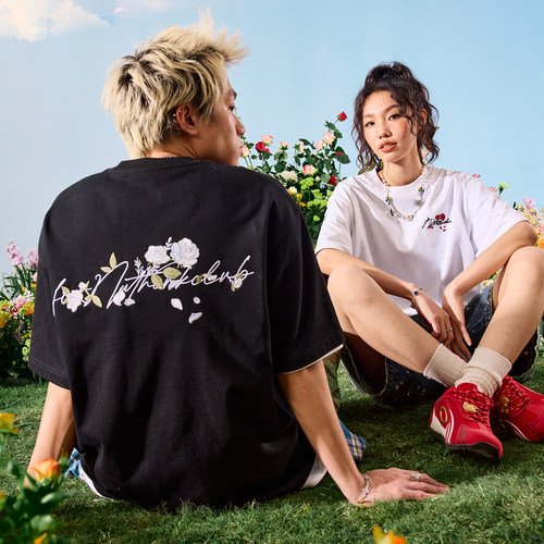 Nuthink玫瑰花卉刺绣字母T恤男女
