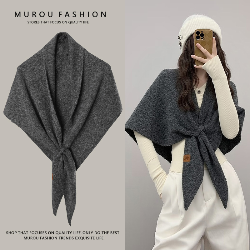 极简风含羊毛针织三角围巾