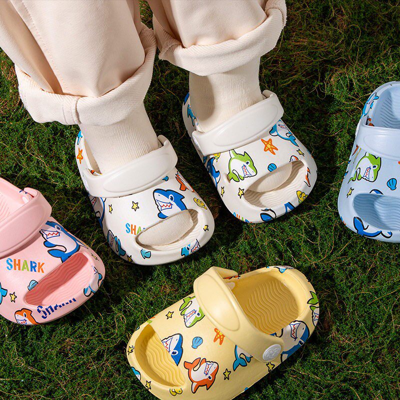 儿童拖鞋夏季新款印花鲨鱼男童宝宝室内外耐磨小童轻便洞洞鞋简约