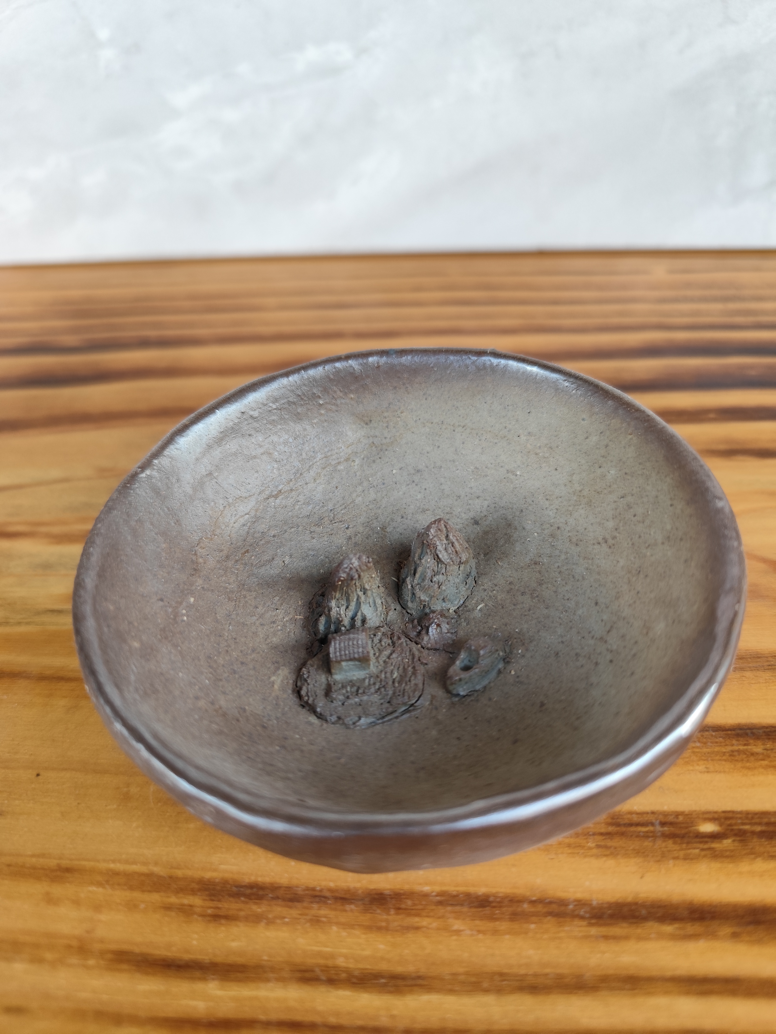 微瑕的内雕风景杯子铁胎蓝金泥纯手工雕刻柴烧裸烧容量90CC