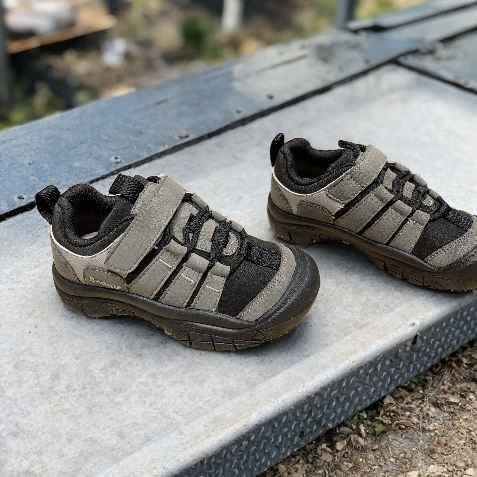 芭杜乐学生魔术贴耐磨登山鞋