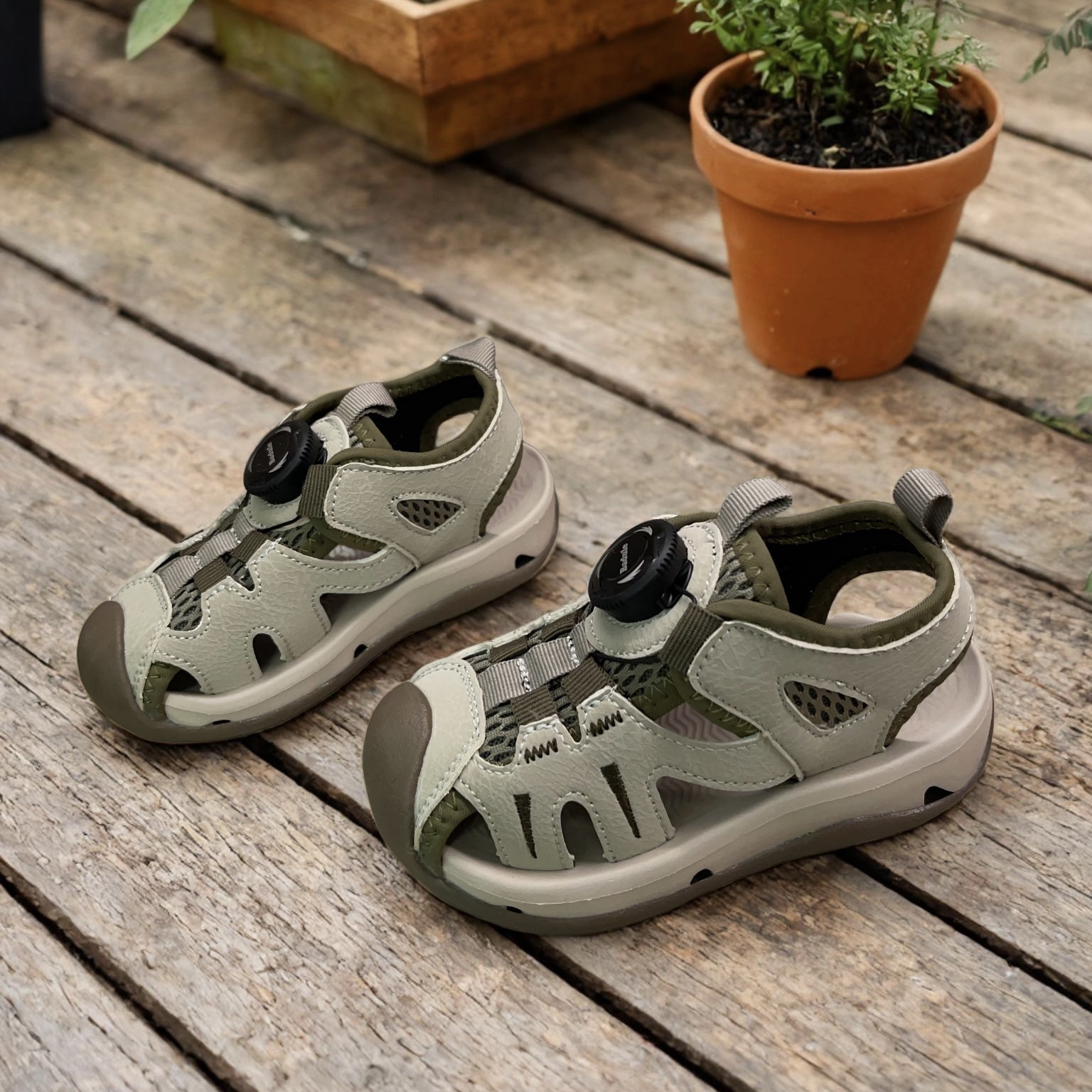 芭杜乐男童撞色旋转扣运动凉鞋