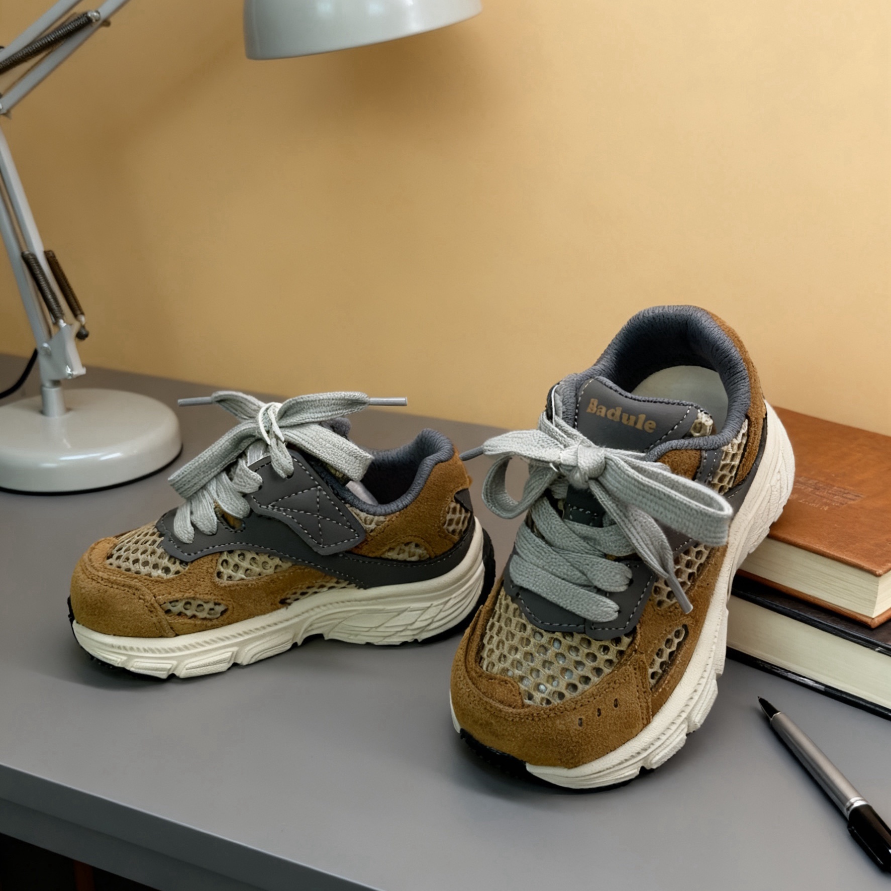 芭杜乐反毛皮透气魔术贴运动鞋