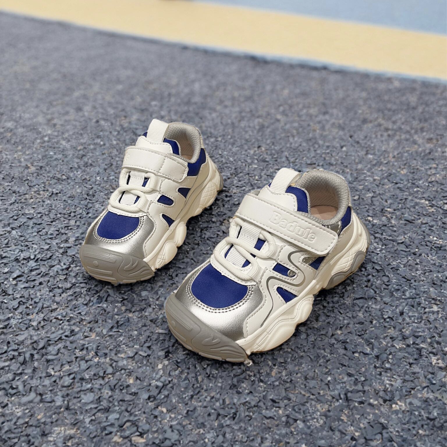 芭杜乐轻便百搭儿童魔术贴运动鞋