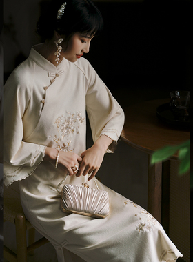 江南范白色针织刺绣2024改良版旗袍秋冬时尚领证订婚出门纱国风裙