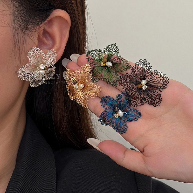 金属丝编织花朵耳环镂空网织立体花耳钉珍珠花蕊浪漫耳饰