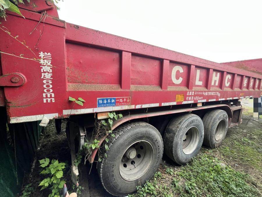 12月31日乐山龙御天翔牌川LF342挂重型自卸半挂车（不含车牌）网络拍卖公告