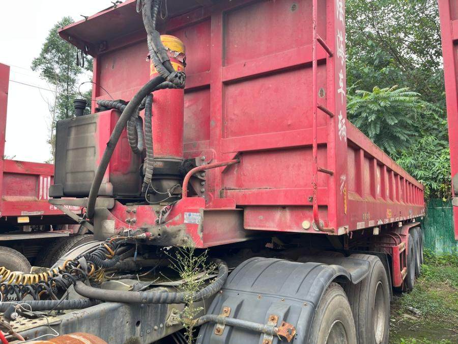 1月25日乐山龙御天翔牌川LM350挂重型自卸半挂车（不含车牌）网络拍卖公告