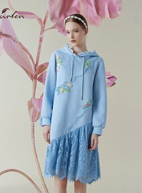 蓝色刺绣连帽卫衣裙女蕾丝拼接休闲连衣裙气质女装CFE1C318-3026G