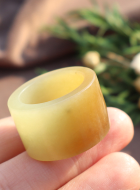 新疆且末料鸡油黄口带糖17MM戒指
