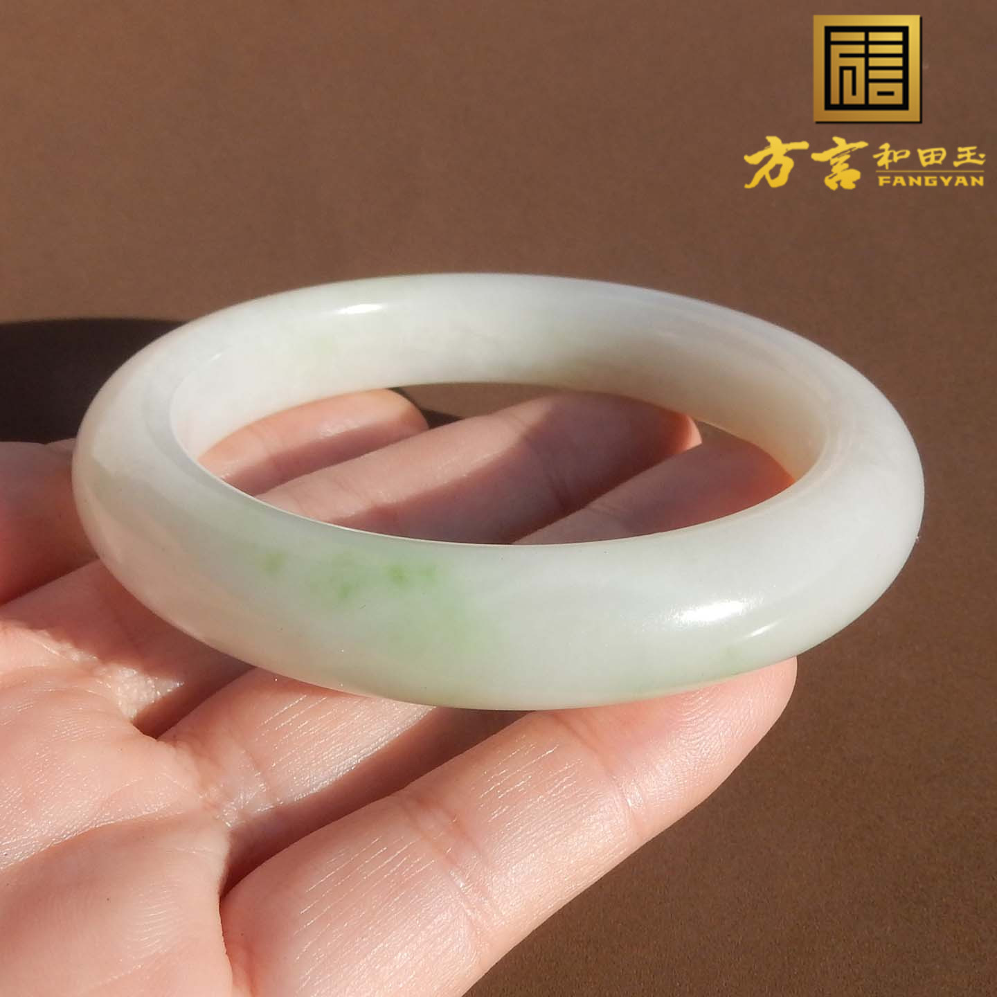 震惊了方言和田玉俄罗斯老坑料油润细腻白玉带翠内径56mm玉手镯s2
