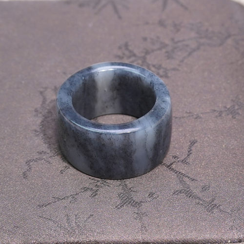 新疆黑白分明青花籽料扳指18mm