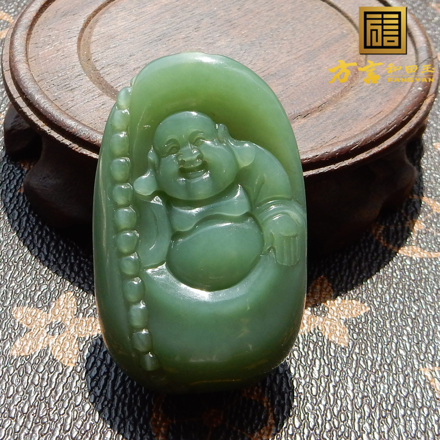 俄罗斯细腻碧玉粉绿巨细佛公吊坠