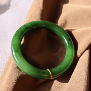 震惊方言和田玉俄罗斯老料油润细腻高脂菠菜绿碧玉57mm胖圆手镯A2