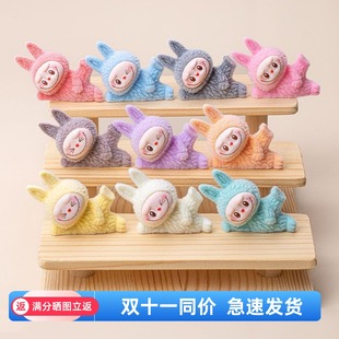 车载小摆件汽车中控台装饰品马卡龙可爱卡通公仔植绒玩偶桌面装饰