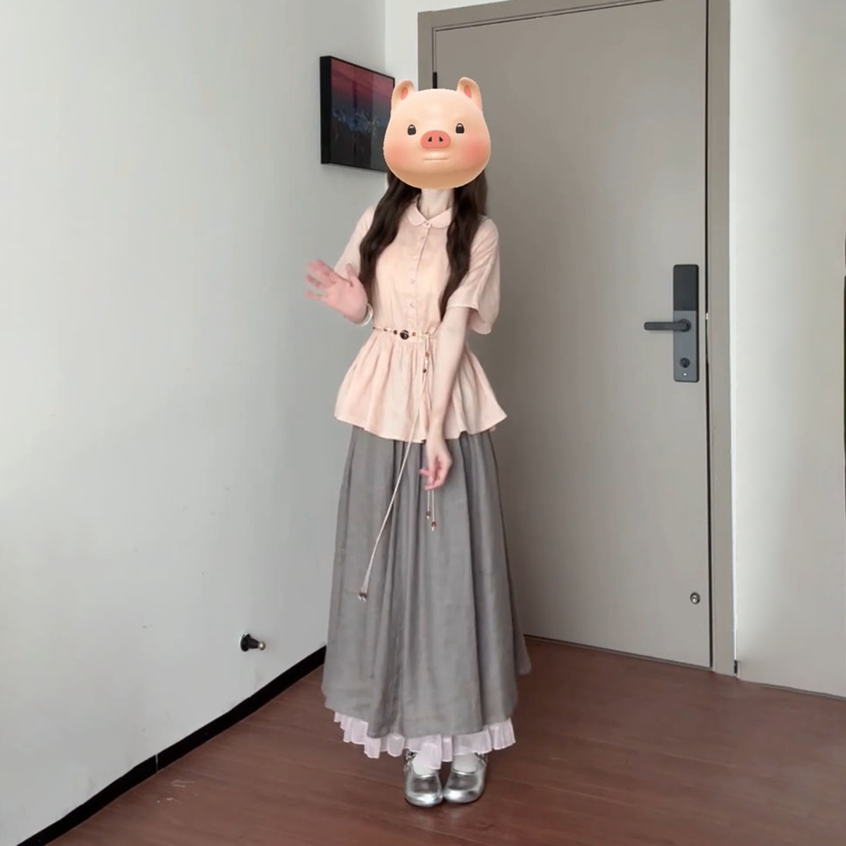 粉色短袖衬衫+灰色半身裙