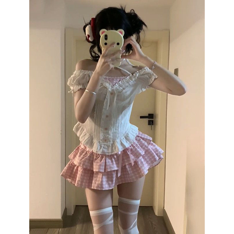 泡泡袖白色吊带上衣+粉色蛋糕裙