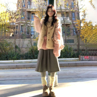 温柔甜美休闲风一整套穿搭毛茸茸马甲女冬季+减龄粉色针织衫毛衣