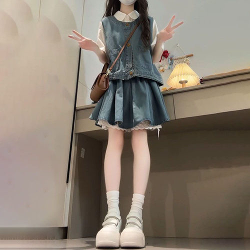 牛仔马甲+短袖衬衫+高腰半身裙