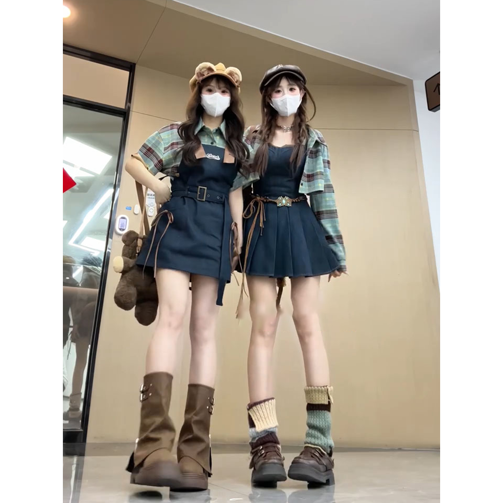 牛仔背带短裙+格纹衬衫外套