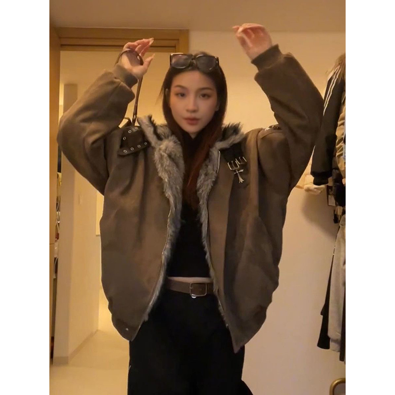 慵懒风十字架挂饰座山雕毛领棉服