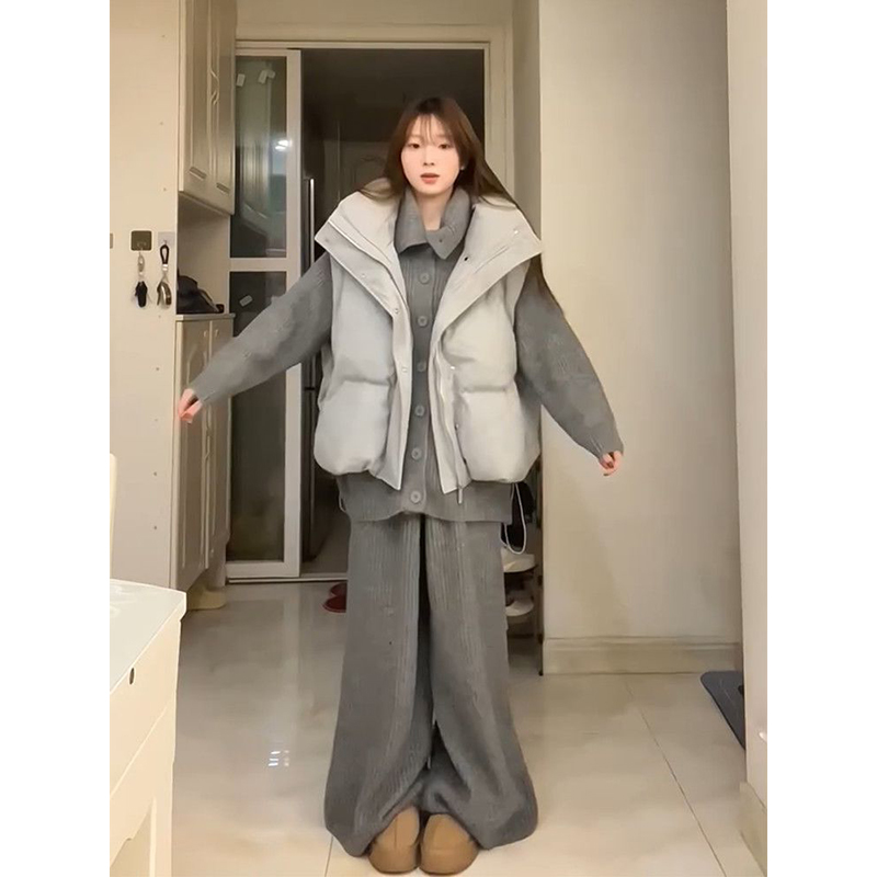 法式小个子慵懒风穿搭一整套灰色长裤+针织开衫毛衣+棉服背心马甲