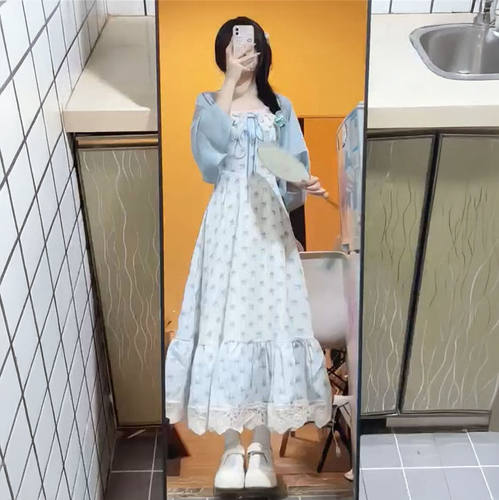 碎花连衣裙+蓝色防晒开衫