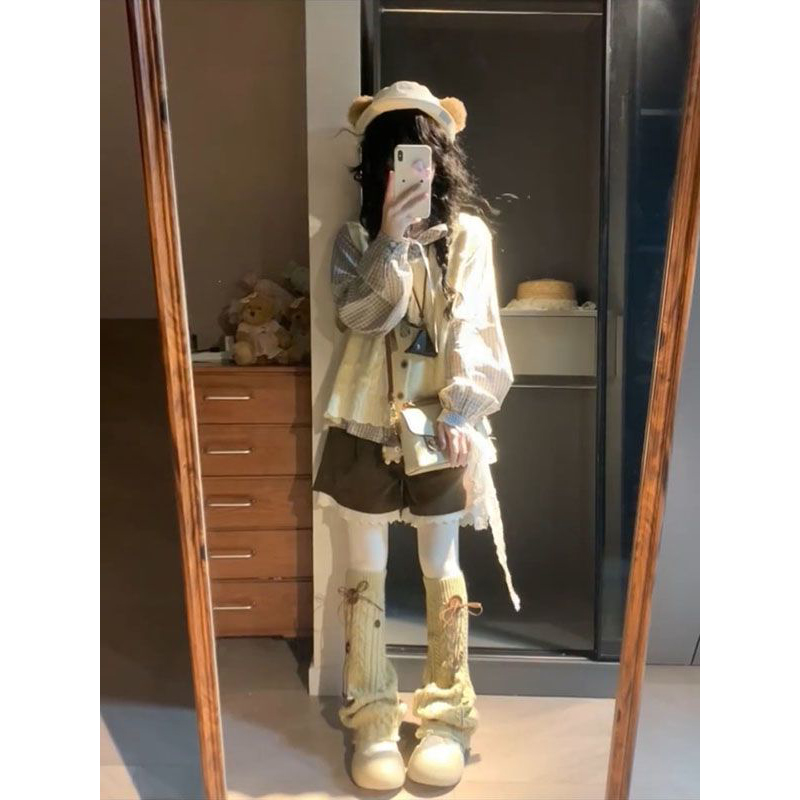 杏色针织马甲背心+格纹长袖衬衫