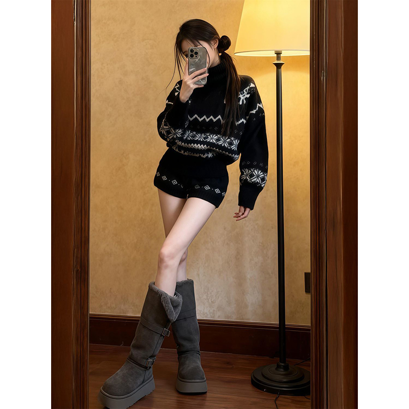 甜酷辣妹时尚穿搭一整套费尔岛提花高领套头毛衣搭配高腰针织短裤