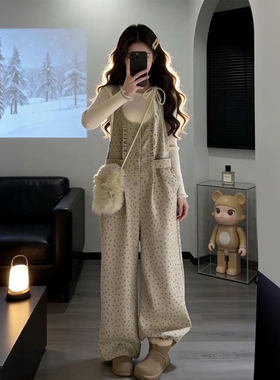 美式复古学院风穿搭一整套新款白色花边针织衫搭配杏色碎花背带裤