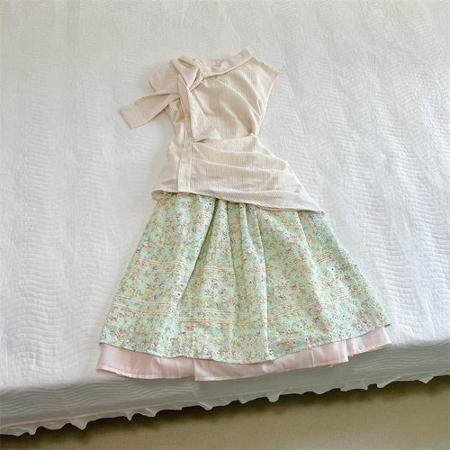 飘带条纹无袖上衣+碎花半身裙