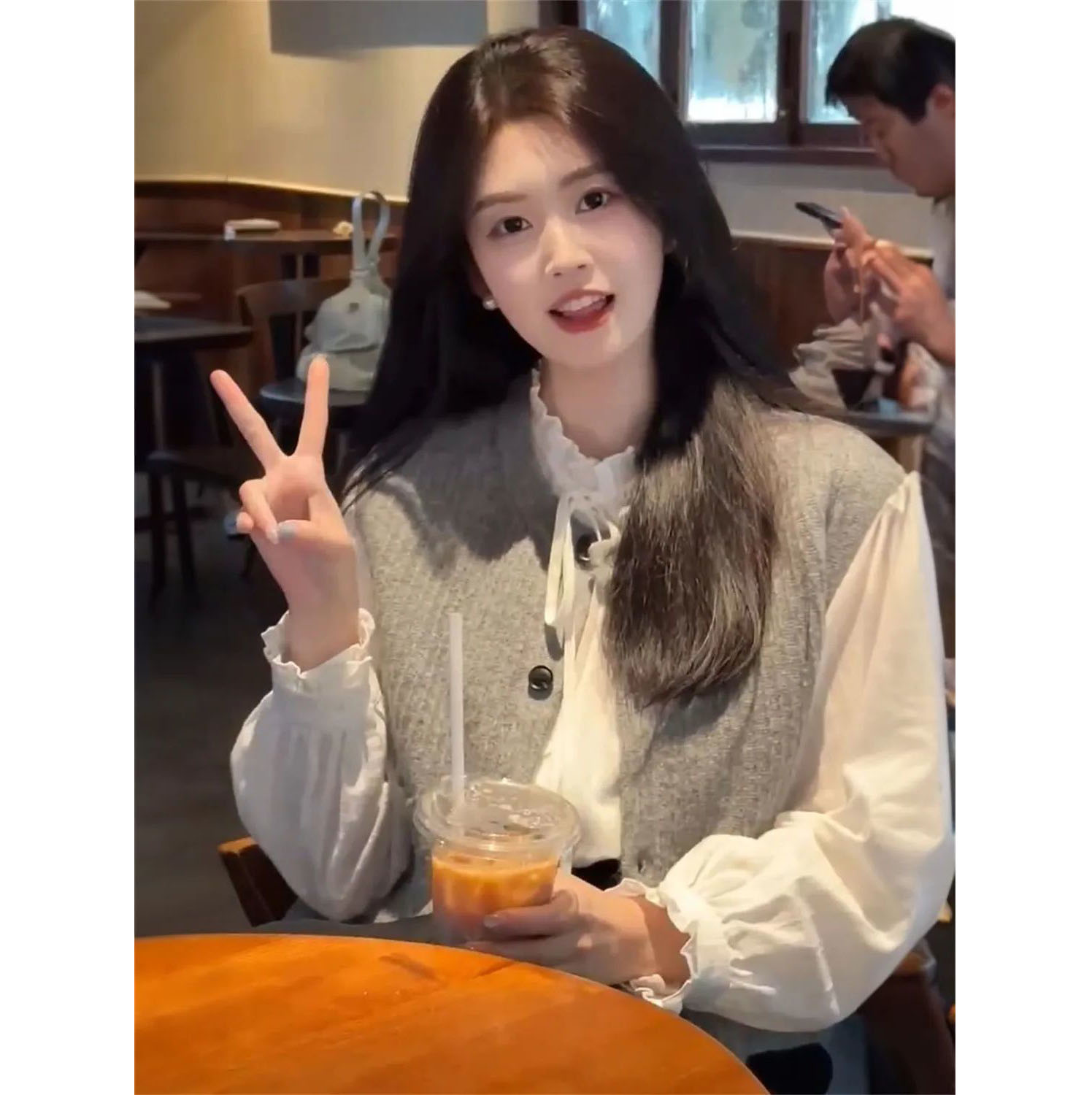 灰色针织开衫马甲背心+长袖衬衫