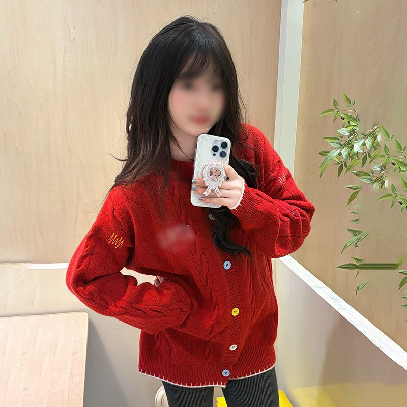 设计感单排扣麻花针织长袖毛衣女