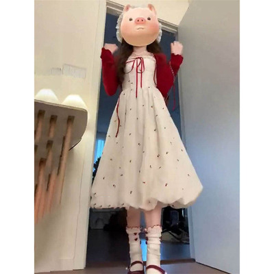 碎花吊带花苞连衣裙搭配红色开衫