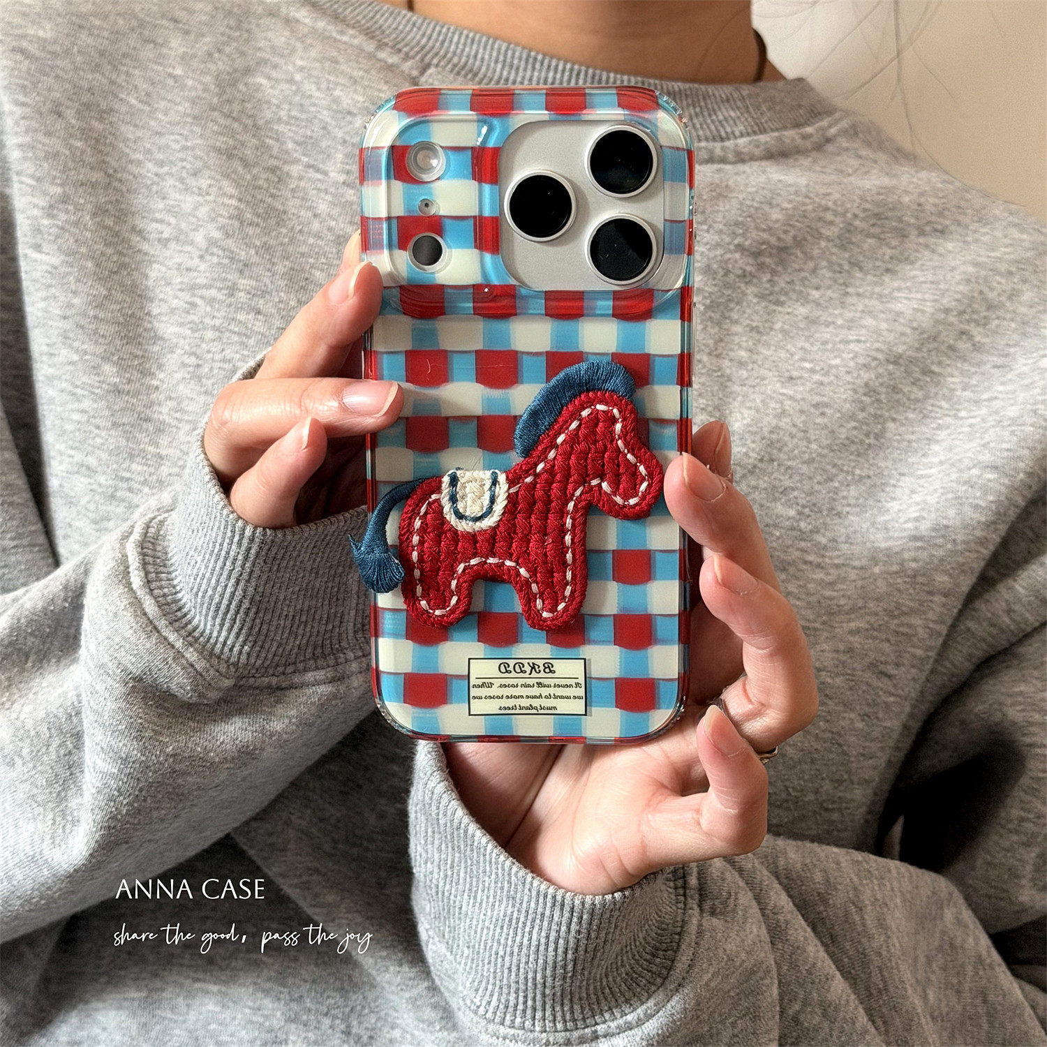 ANNACASE秋冬新年红蓝格子刺绣小马手机壳适用iphone17promax苹果14软13新款15pro女款16ProMax防摔保护套17