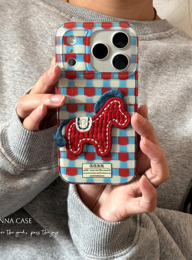ANNACASE秋冬新年红蓝格子刺绣小马手机壳适用iphone17promax苹果14软13新款15pro女款16ProMax防摔保护套17
