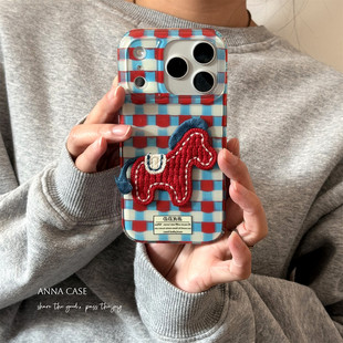 ANNACASE秋冬新年红蓝格子刺绣小马手机壳适用iphone17promax苹果14软13新款15pro女款16ProMax防摔保护套17