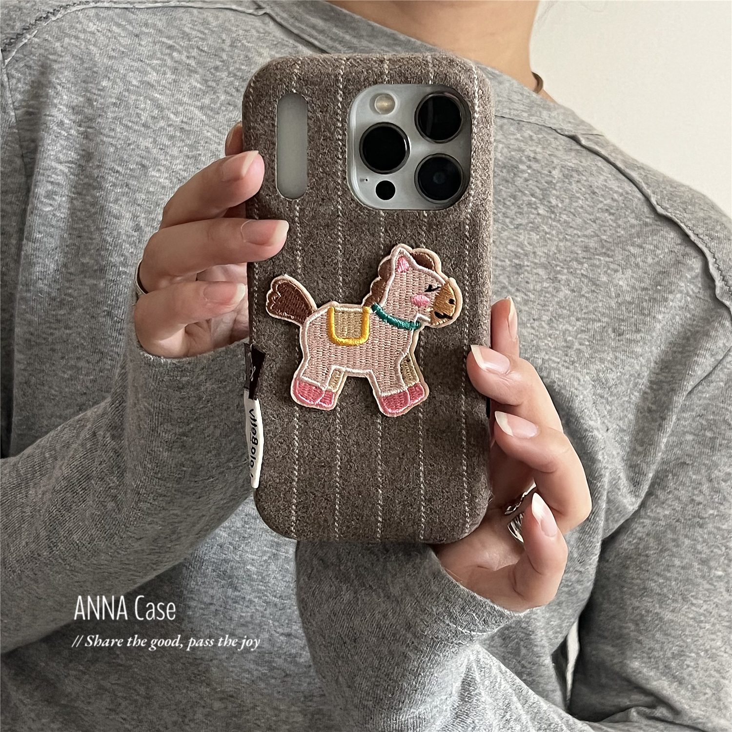 秋冬浅咖条纹刺绣粉色小马手机壳