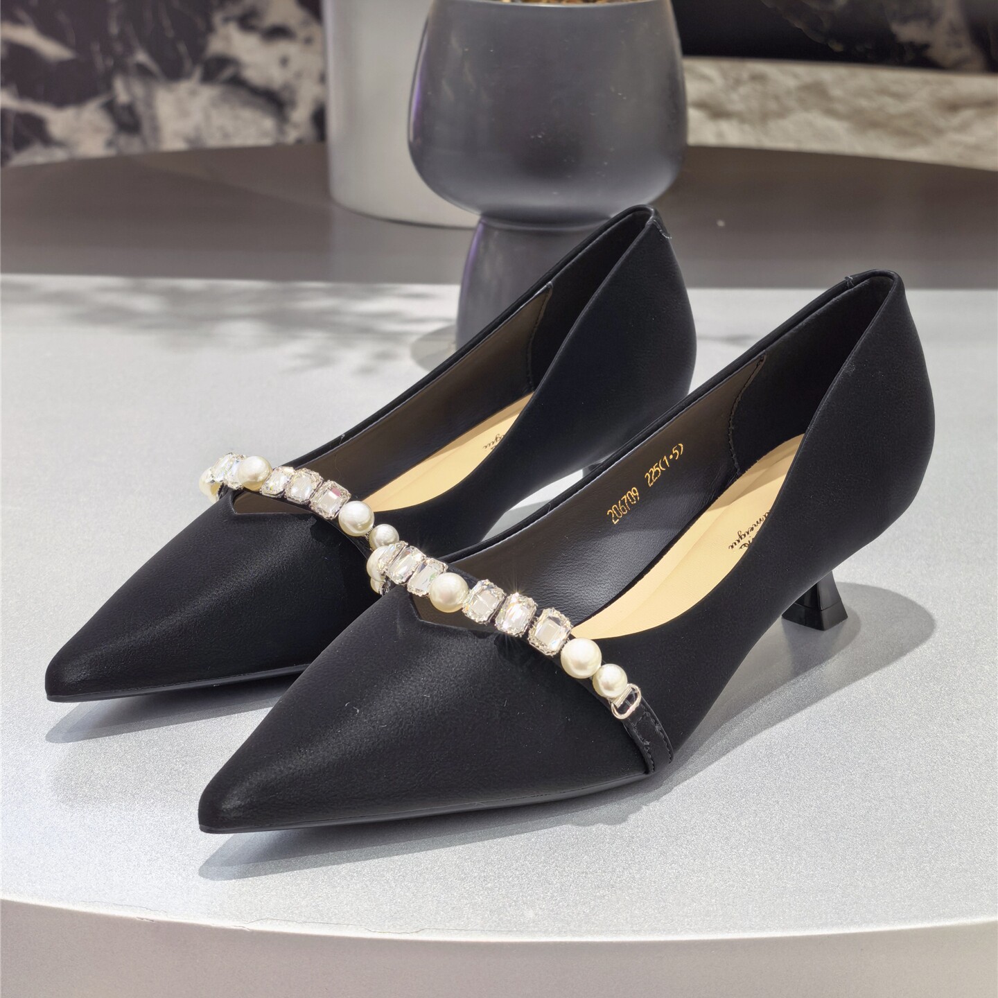 黑色尖头细跟水钻单鞋女通勤浅口高跟鞋舒适百搭低跟不累脚女鞋