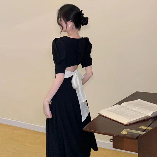 露背法式方领泡泡袖赫本风小黑裙
