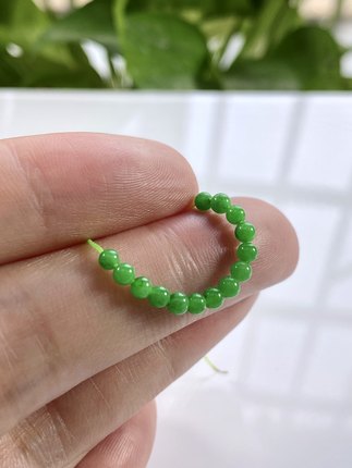 缅甸天然翡翠A货，卡3冰种起胶满绿阳绿小米珠小圆珠散珠065