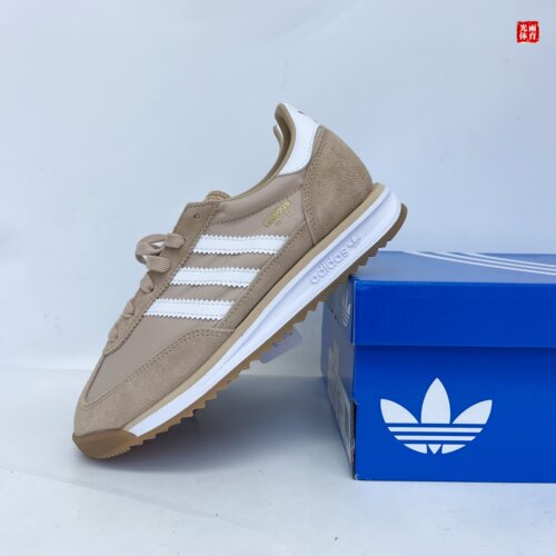 光雨体育--Adidas 三叶草 奶茶色 男女耐磨经典低帮运动鞋JQ9554