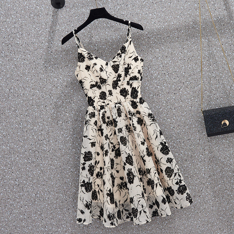 더운 엄마들의 외출과 수유를 위해 연령을 줄여주는 새로운 여름 스타일의 대형 꽃무늬 슬리밍 이너 서스펜더 산후 수유복입니다