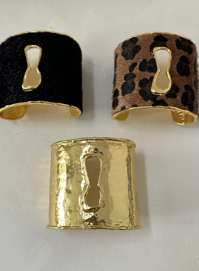 法式复古小众轻奢简约钥匙孔豹纹毛绒手镯金属宽版时尚名媛风手环